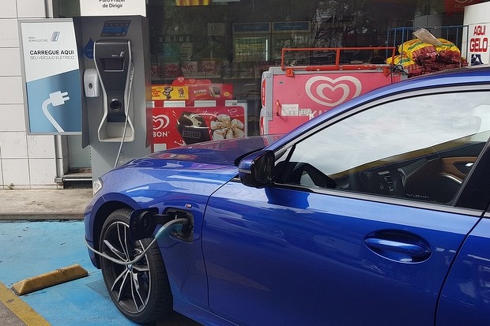 Todos os pontos de recarga da BMW receberam um recipiente com álcool em gel (Foto: Julio Cabral) — Foto: Auto Esporte