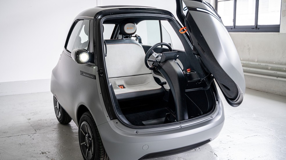 Ao contrário da Isetta original, coluna de direção não é integrada à porta — Foto: Divulgação