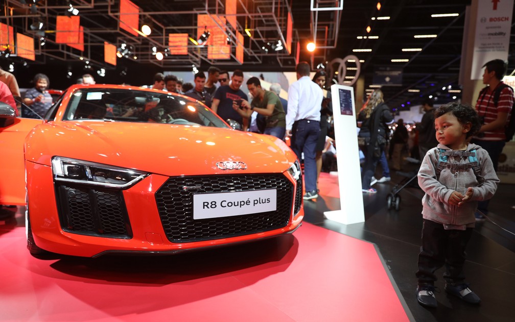Criança olha para o Audi R8 no Salão de SP 2018 — Foto: Fábio Tito/G1