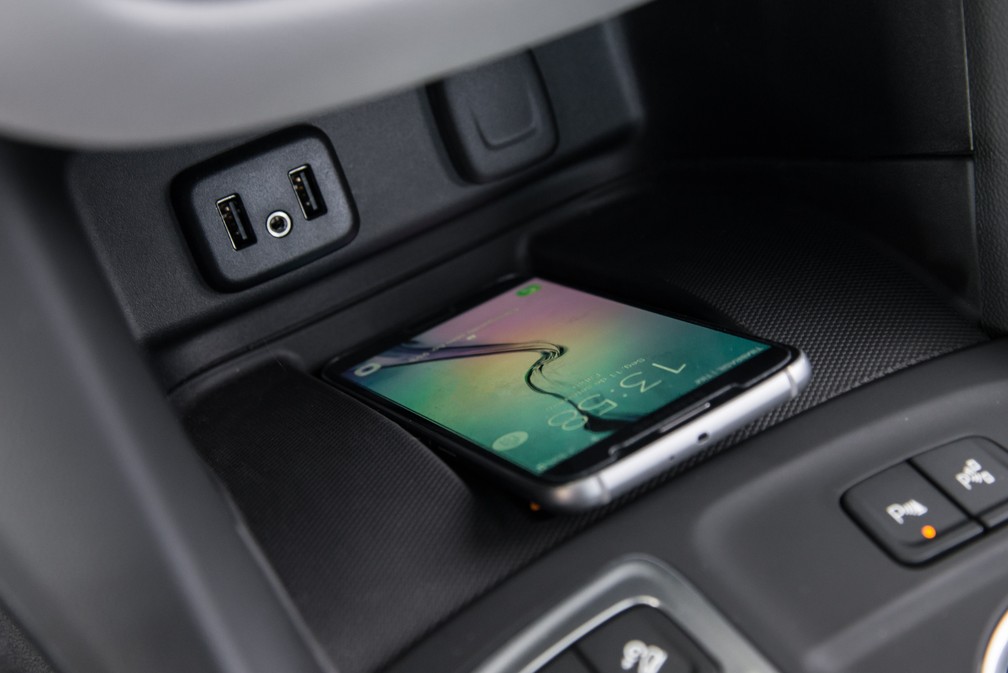 Carregamento sem fio só funciona com alguns modelos de smartphone — Foto: Divulgação