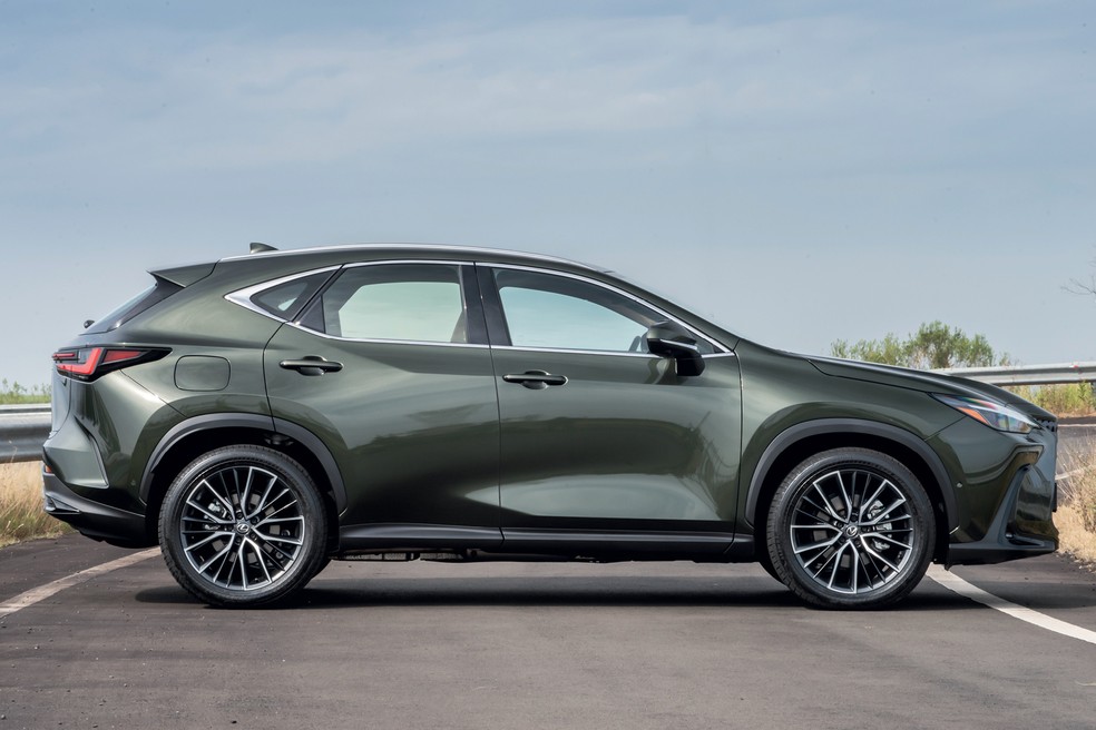 Lexus NX 450h+ tem 4,66 metros de comprimento — Foto: Divulgação