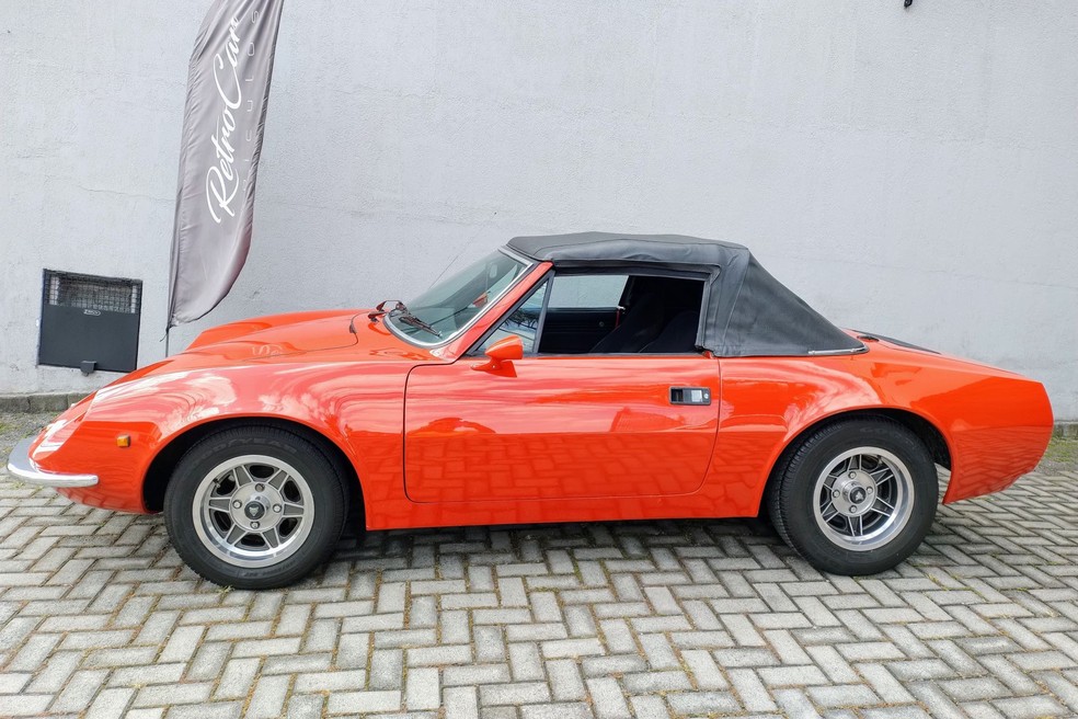 Capota podia ser removida e guardada em um compartimento à frente do motor — Foto: Retrocar Veículos