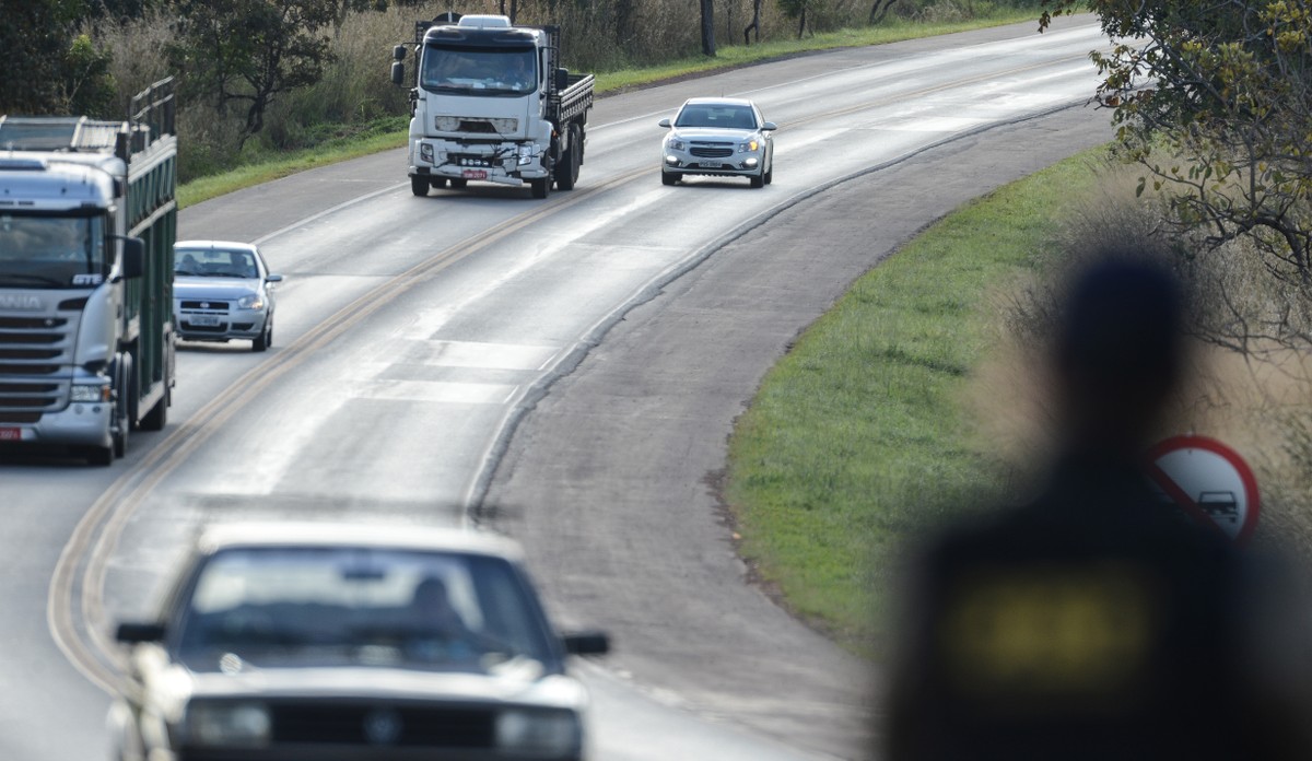 Multa por ultrapassar em faixa contínua: veja valor, pontuação na CNH e ...