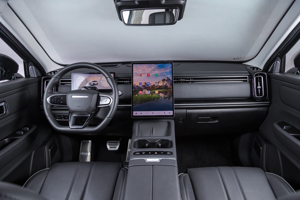 Jaecoo 7 PHEV aposta no futurismo com uma grande tela vertical ao centro do painel — Foto: Renato Durães/Auto News Brasil