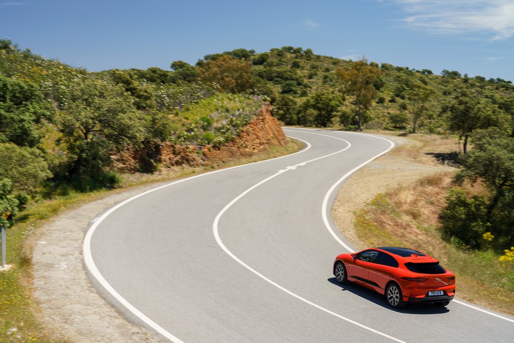 É possível contornar curvas com o Jaguar I-Pace sem usar o pedal do freio — Foto: Divulgação