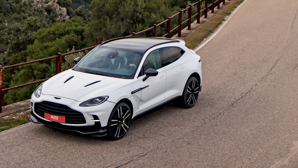 Aston Martin DBX 707 tem linhas bem agressivas e características da Aston Martin — Foto: Divulgação