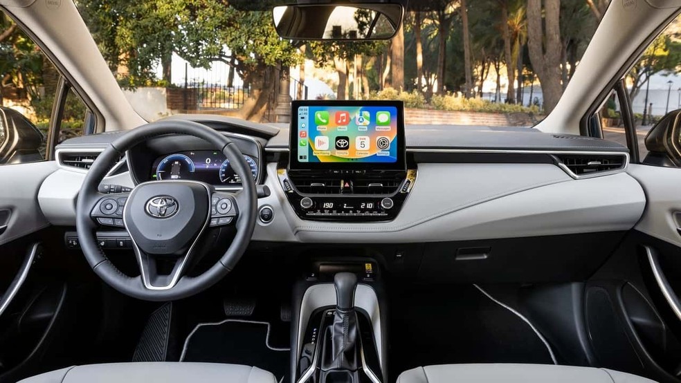 Interior do Toyota Corolla é bem montado e traz materiais de qualidade — Foto: Divulgação