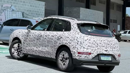 Flagra: GWM Ora 05 tem porte de Corolla Cross e estreia em breve no Brasil