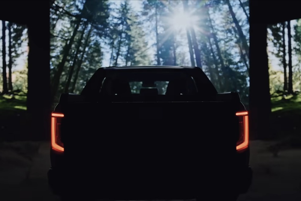Nova Toyota Hilux mostra detalhes das lanternas — Foto: Divulgação