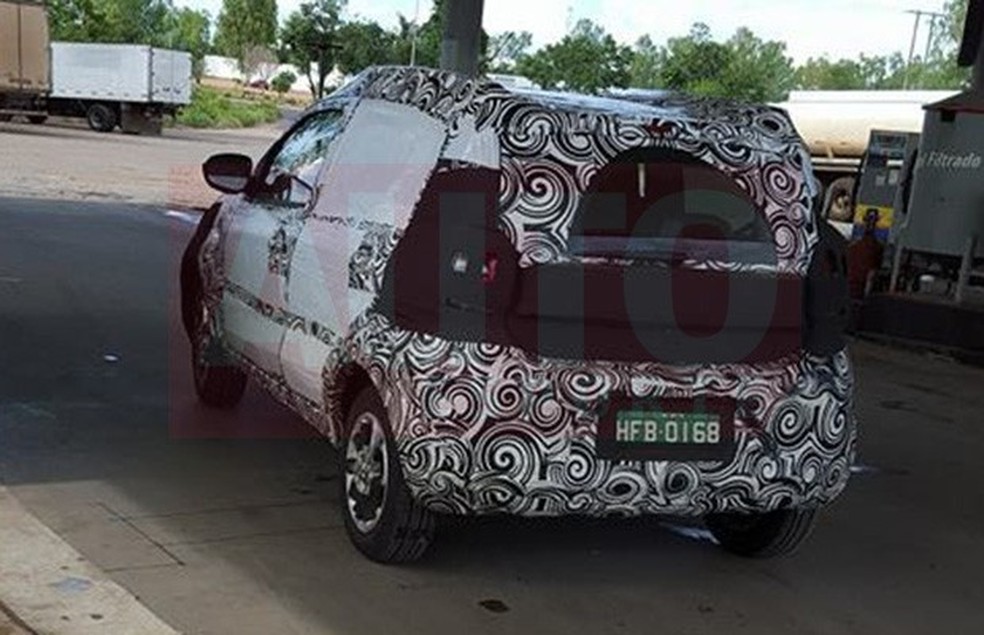 Flagra do Fiat Mobi versão aventureira em testes (Foto: Fernando Garção/Auto News Brasil) — Foto: Auto Esporte