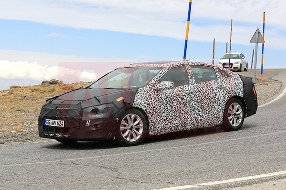 Chevrolet Malibu reestilizado flagrado em testes nos EUA (Foto: Automedia) — Foto: Auto Esporte