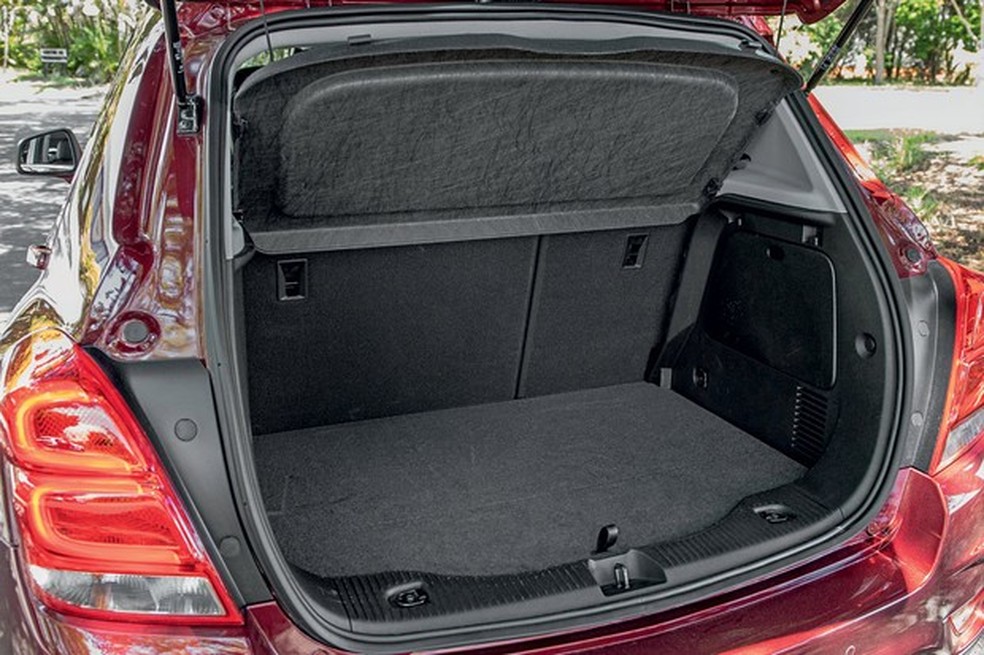 Porta-malas de apenas 306 litros (declarados) equivale ao de hatches compactos (Foto: Marcos Camargo/Auto News Brasil) — Foto: Auto Esporte