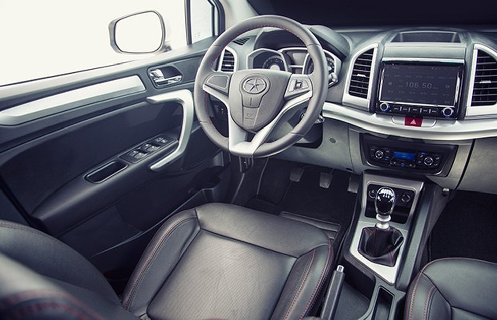 Painel do JAC T5 tem comandos bem localizados e acabamento correto (Foto: Fabio Aro/Auto News Brasil) — Foto: Auto Esporte