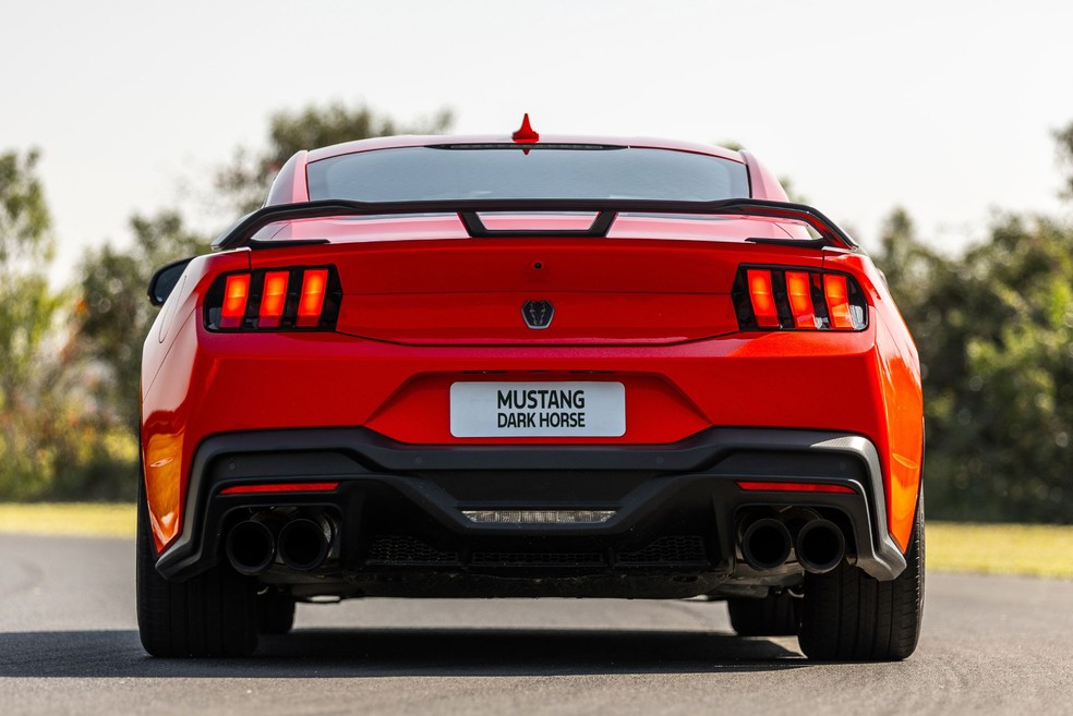 Ford Mustang Dark Horse tem novo spoiler traseiro que auxilia na aerodinâmica  — Foto: Divulgação