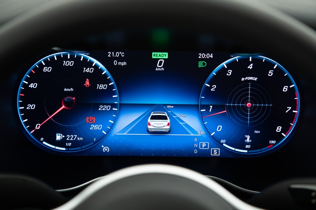 Painel digital é de série para as versões C 200 EQ Boost e C 300 Sport — Foto: Divulgação/Mercedes-Benz