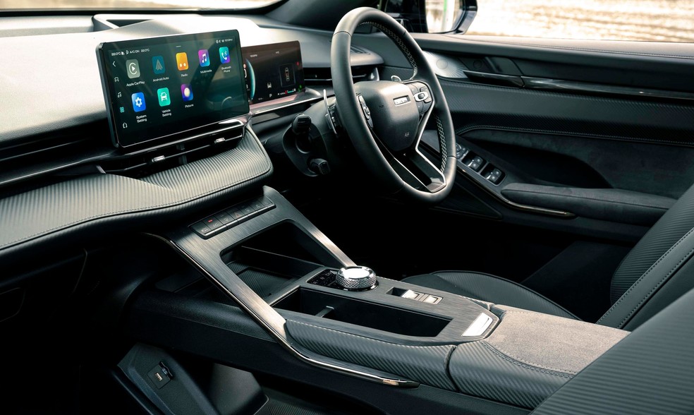 GWM Haval H6 GT tem material que imita fibra de carbono dentro, mas pode ser diferente na versão brasileira  — Foto: CarExpert