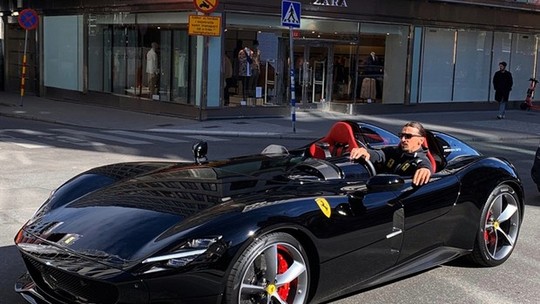 Ibrahimović desfila com rara Ferrari Monza SP2 de R$ 9 milhões que ganhou de presente — dele mesmo