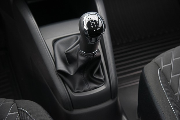 Nissan Kicks Sense MT