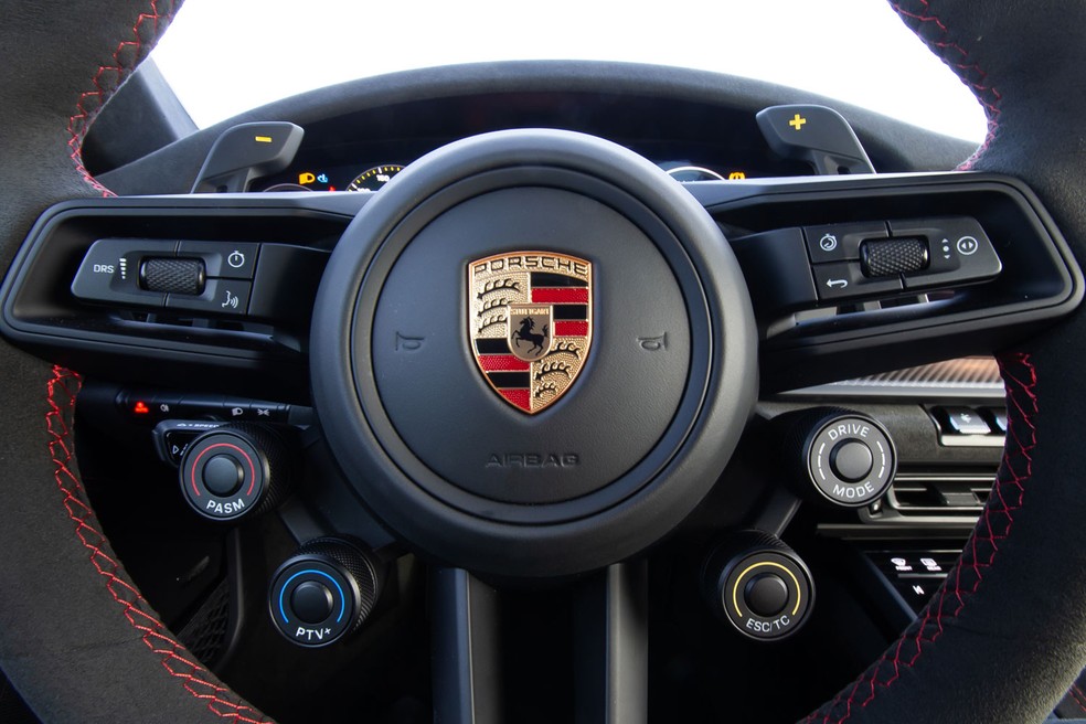 Ao volante do Porsche 911 Carrera T, do BYD Atto 3 e do Cupra Leon eTSI -  SIC Notícias