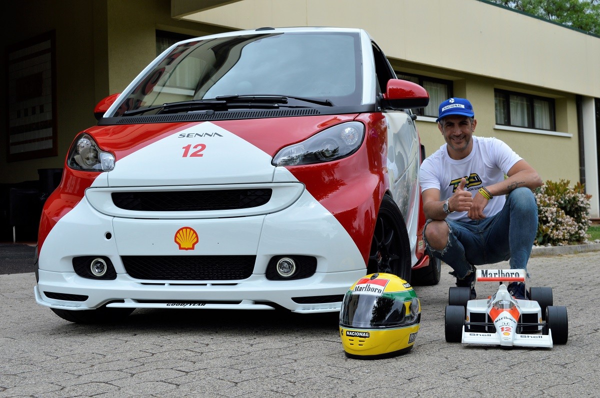 Fã de Senna como Lewis Hamilton, italiano customiza carro com as cores
