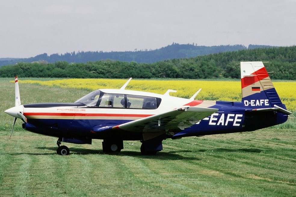 Mooney M20 equipado com motor Porsche recebeu as cores da Rothmanns como o 956 de pista (Foto: Divulgação) — Foto: Auto Esporte