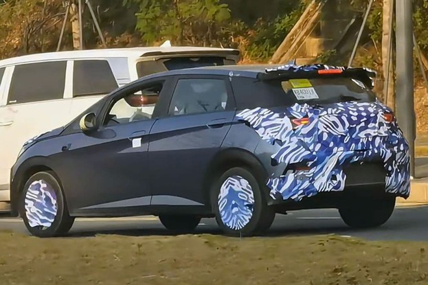 Traseira do BYD Dolphin terá mudanças mais discretas, apesar dos disfarces mais pesados