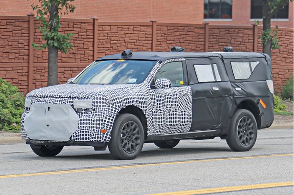 A cobertura faz parecer que o carro é, na verdade, uma picape, mas o fotógrafo descobriu que se trata de um novo SUV (Foto: Automedia) — Foto: Auto Esporte