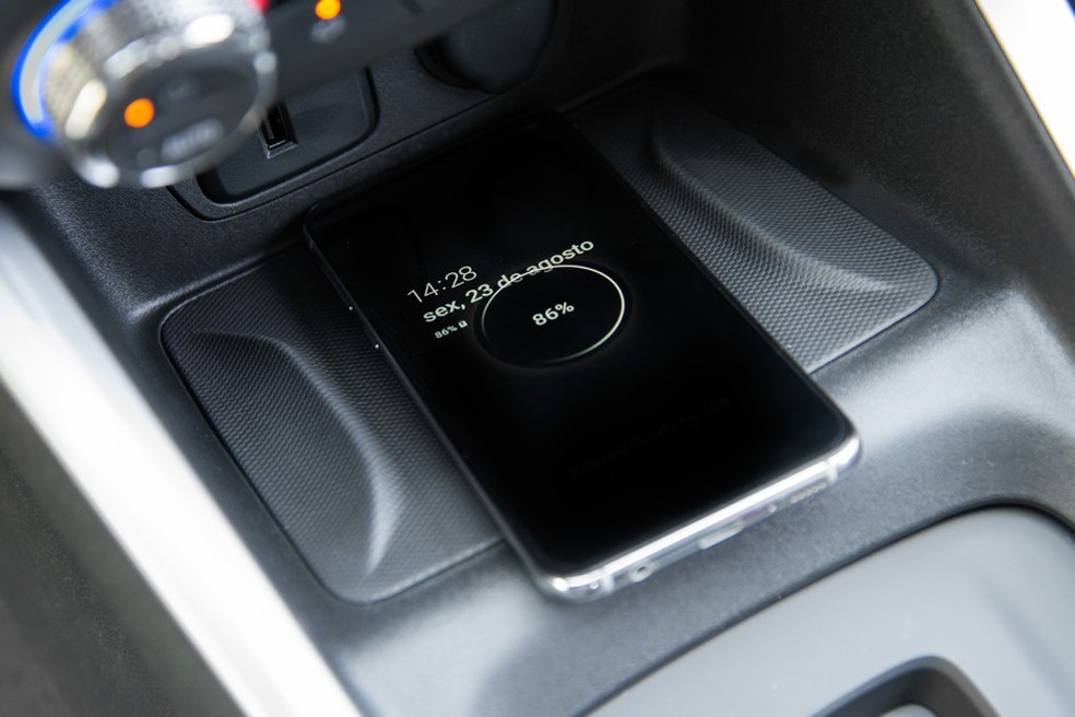 Carregador de celular por indução é uma das novidades do Chevrolet Onix Plus (Foto: Divulgação) — Foto: Auto Esporte