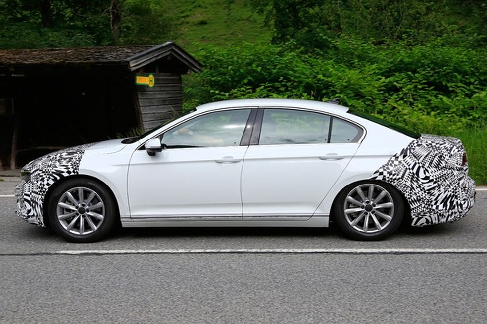 Perfil ficará inalterado, mas o Passat terá novas opções de rodas (Foto: AutoMedia/Auto News Brasil) — Foto: Auto Esporte