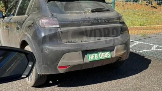 Flagra: Peugeot 208 híbrido com motor de Pulse e Fastback chega em breve