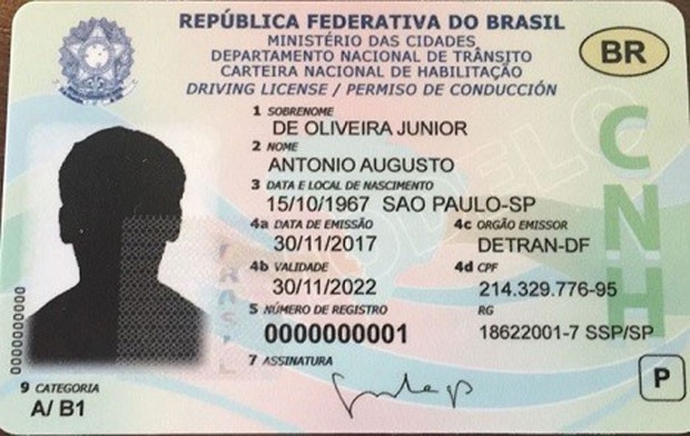 O novo modelo da CNH será semelhante a um cartão de crédito convencional (Foto: CNH; Chip ) — Foto: Auto Esporte