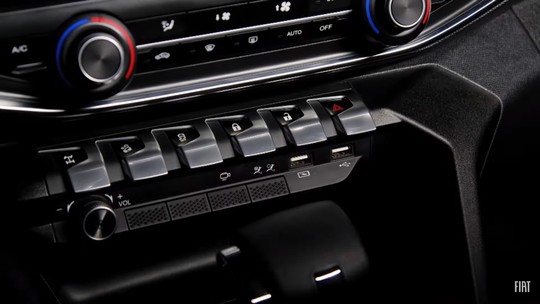 Rival da Hilux, Fiat Titano tem interior revelado e será feita no Uruguai
