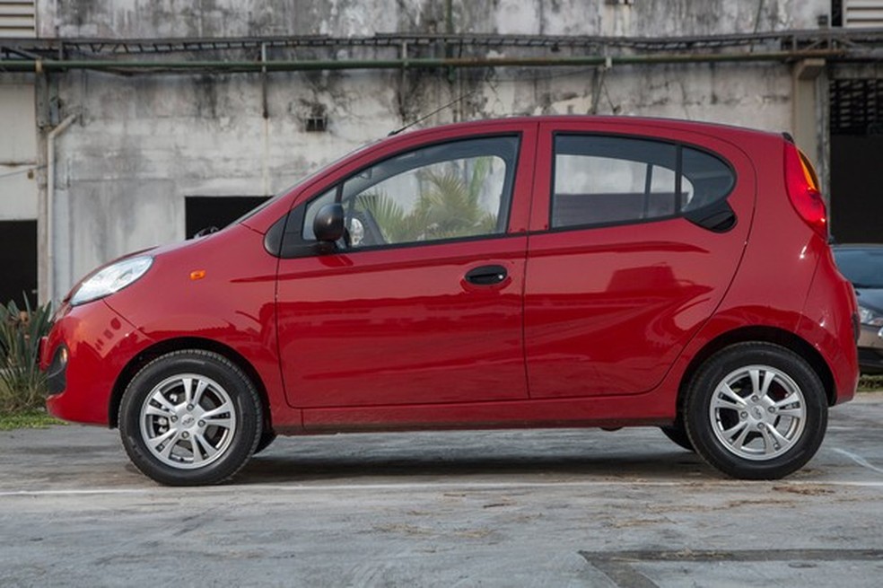 Desenho da linha dos vidros forma um Q estilizado com a moldura das maçanetas traseiras (Foto: Fabio Aro/Auto News Brasil) — Foto: Auto Esporte