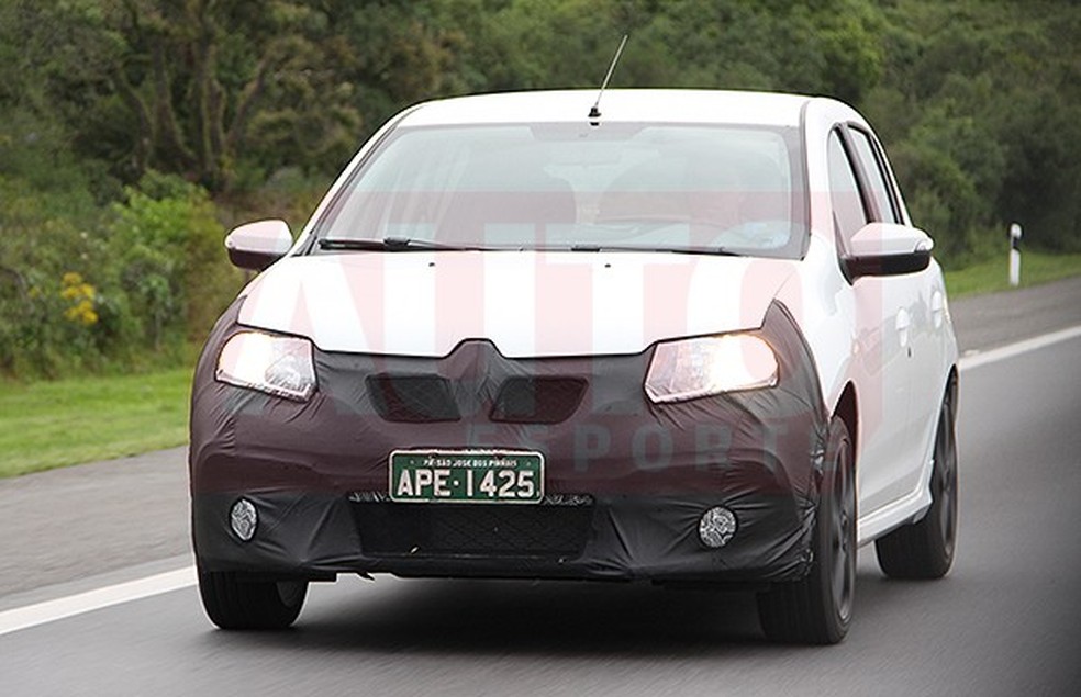 Renault Sandero RS flagrado em testes (Foto: Marlos Ney Vidal/Auto News Brasil) — Foto: Auto Esporte