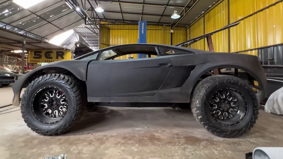 Réplica de Lamborghini Gallardo 4x4 tem chassi de Toyota Hilux e motor de Lexus — Foto: Reprodução/YouTube