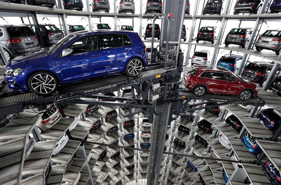 Elevador de carros na sede da VOlkswagen em Wolfsburg, na Alemanha — Foto: Michael Sohn/AP