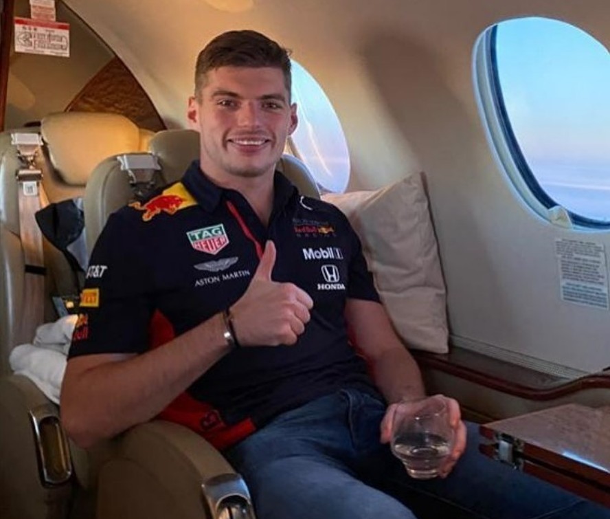 Max Verstappe em seu jatinho particular