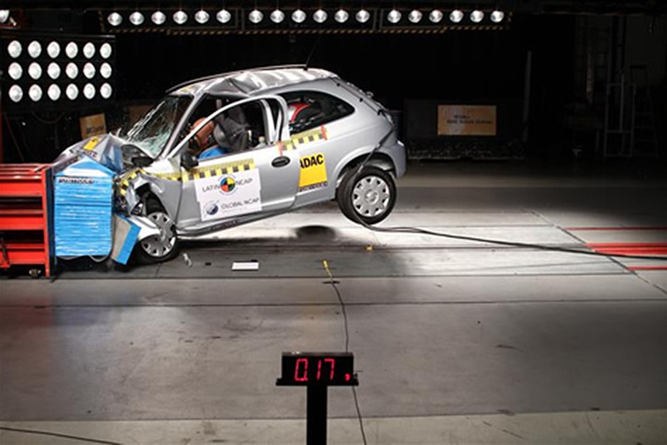 Chevrolet Celta sem airbag: 1 estrela para passageiro adulto (nota 3,82/16,00) e 2 estrelas para passageiro infantil (nota 22,68/49,00)