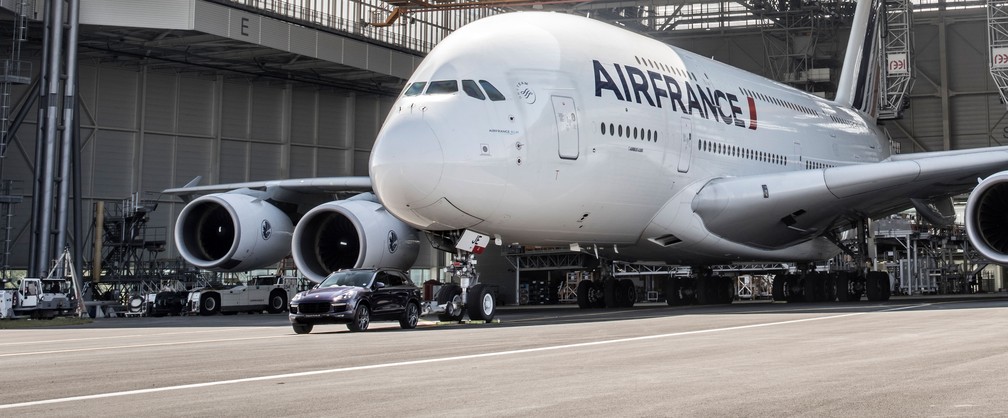Avião de 285 toneladas foi puxado por 42 metros — Foto: Divulgação