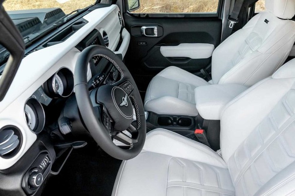 O interior lembra a cabine do Jeep Wrangler, utilitário que cedeu a base ao Tank (Foto: Divulgação) — Foto: Auto Esporte