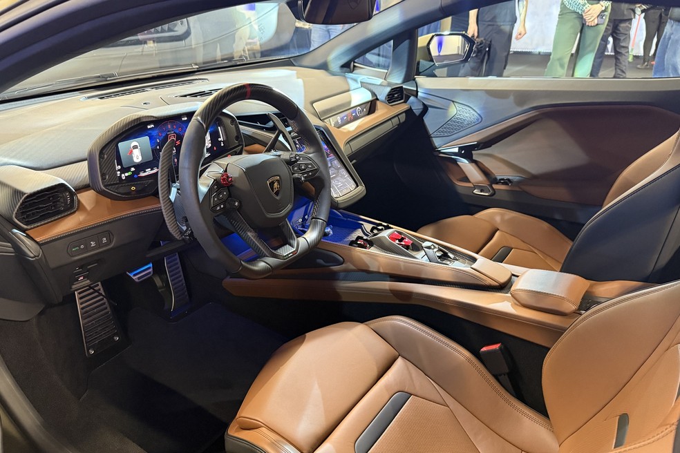 Cabine do esportivo abusa de bons materiais e tem fibra de carbono para reduzir o peso — Foto: Cauê Lira/Auto News Brasil