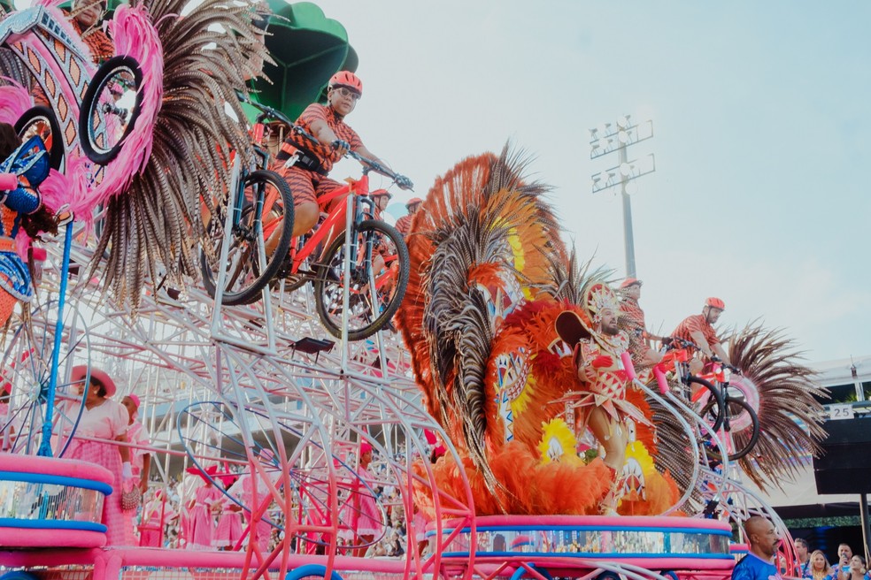 Desfile de 2024 da Rosas de Ouro teve dançarinos em 70 bicicletas instaladas no carro alegórico — Foto: Bruno Pompeu/Rosas de Ouro