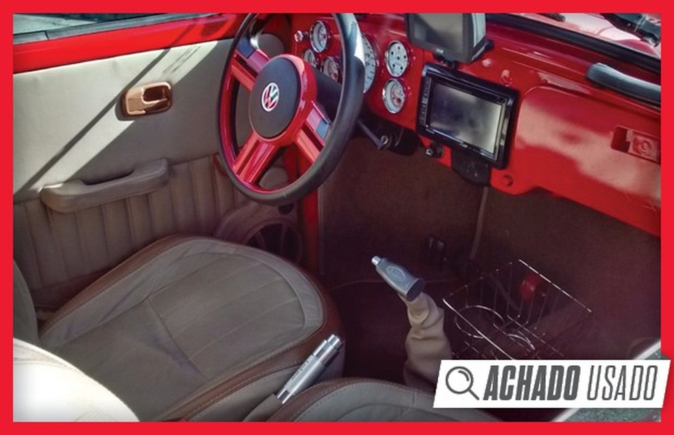 Interior do Fusca Itamar ganhou elementos na cor vermelha por todas as partes (Foto: Reprodução) — Foto: Auto Esporte