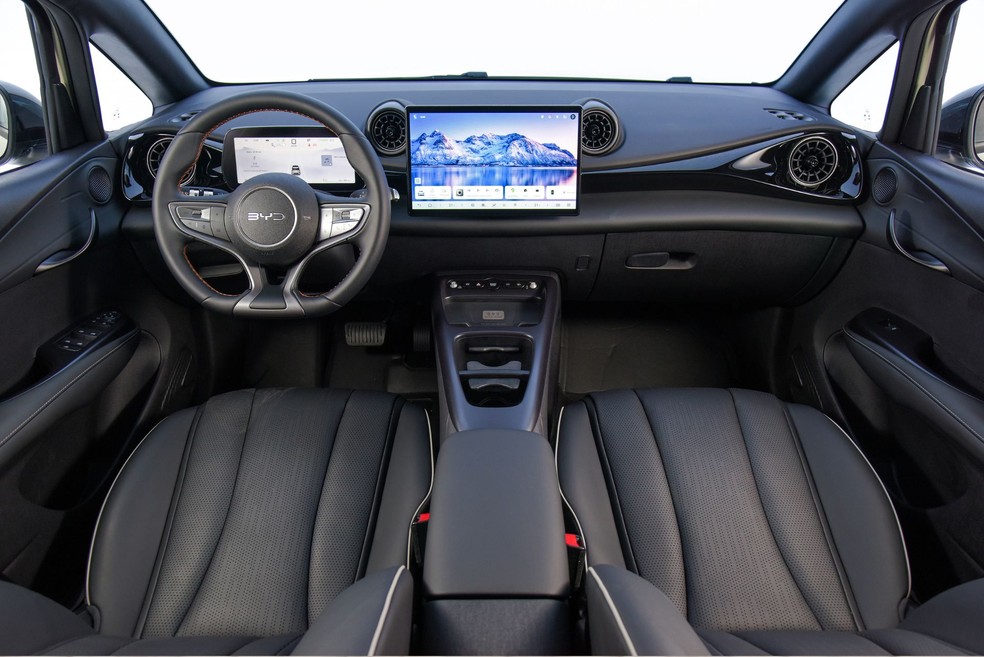 BYD Dolphin SE 2027 traz painel de instrumentos maior e novo volante  — Foto: Murilo Goes/Auto News Brasil