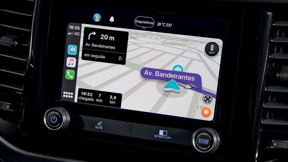 Central multimídia de 7" é menor que a de outras versões, mas traz Android Auto e Apple CarPlay sem fio — Foto: Divulgação