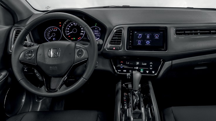 Honda HR-V Touring - Interior poderia ter painel digital e central multimídia maior. Faltam saídas do ar-condicionado e entradas USB para os ocupantes do banco traseiro