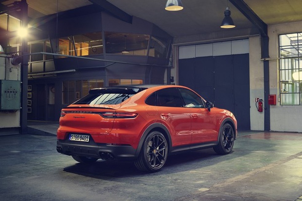 A lanterna traseira é igual do Cayenne na versão, digamos, convencional (Foto: Divulgação) — Foto: Auto Esporte