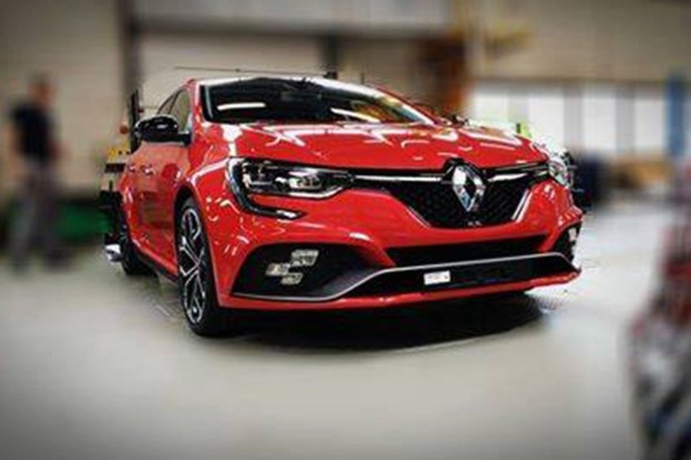 Novo Megane RS vaza em fotos publicadas no Facebook (Foto: Reprodução) — Foto: Auto Esporte