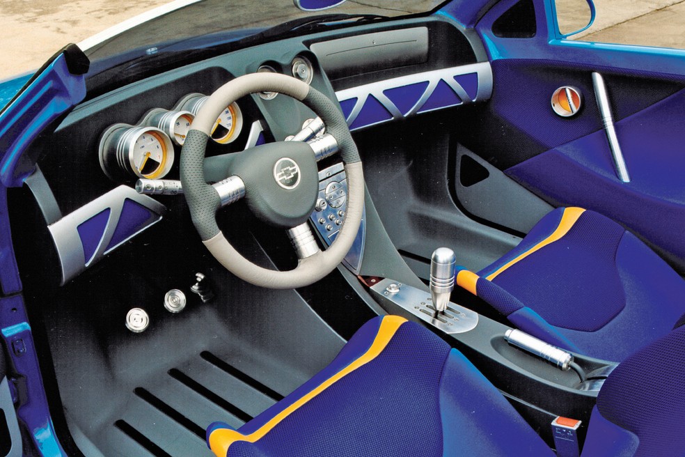 Motor 1.0  Família I de  60 cv do Celta  normal equipava o Spider, mas  rodas aro 17 e painel especial davam charme ao conceito — Foto: Auto News Brasil