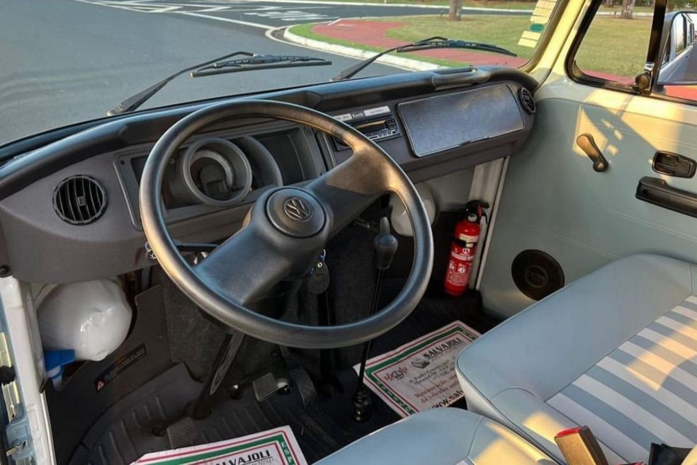 Modelo tinha interior básico, sem se quer oferecer ar-condicionado — Foto: Salvajoli Veículos Antigos